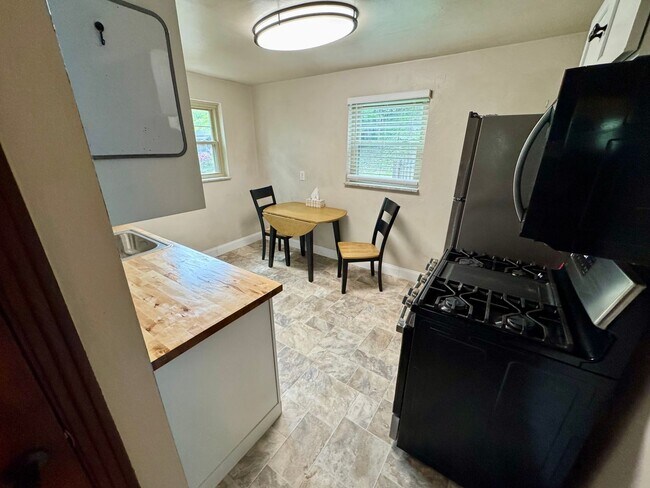 Building Photo - Charming 2-Bed 1-Bath Home in Avalon!