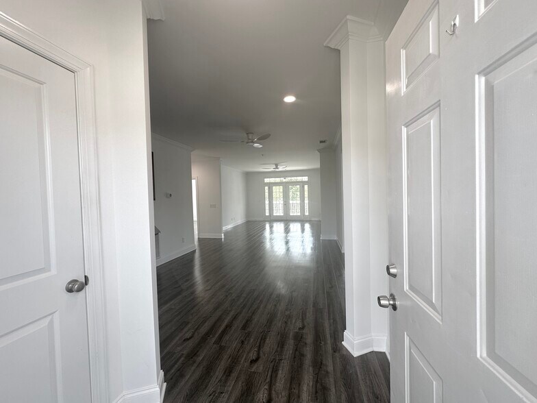 Building Photo - 149 Breezes Dr