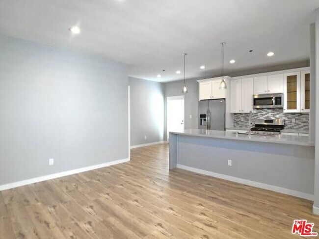 Building Photo - 10560 Santa Monica Blvd