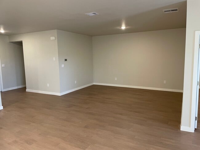 Building Photo - London Home