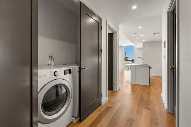 Building Photo - 537 E 2nd St