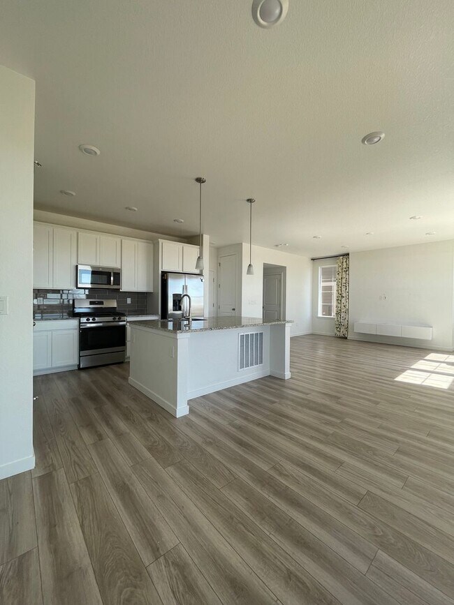 Building Photo - 3 Bedroom 2 Bath Home Available 4/1