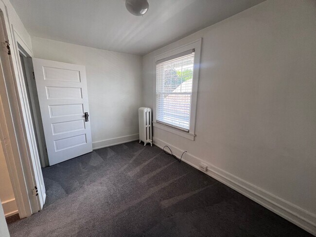 Building Photo - Spacious 2 bedroom Duplex with a bonus room!