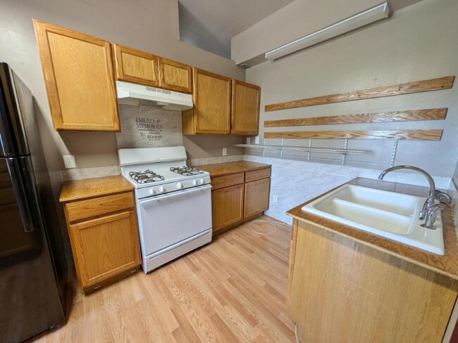 Building Photo - 406 W 4th Ave