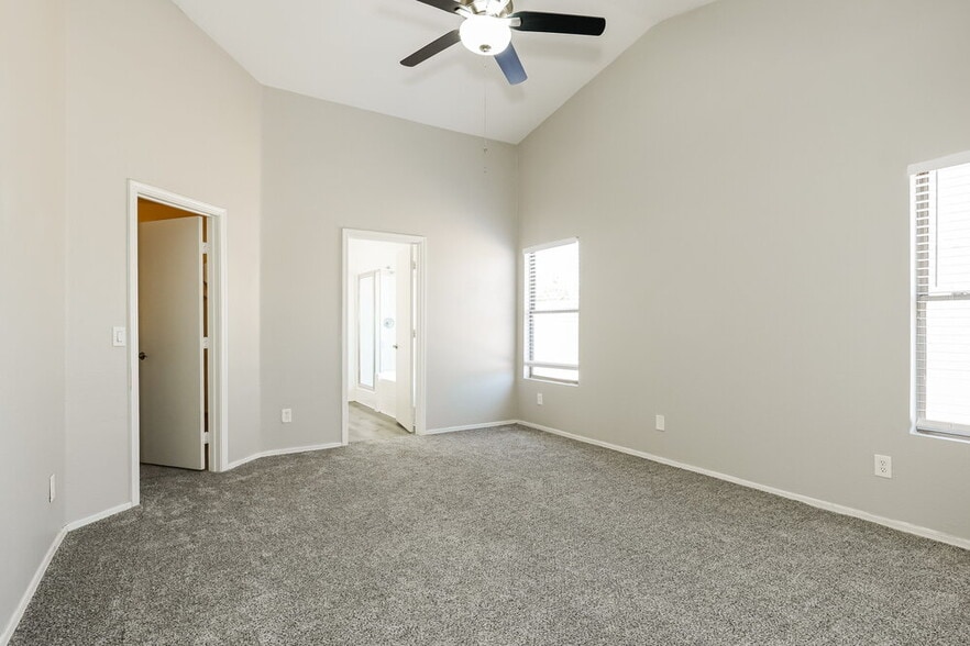 Building Photo - 6412 W Hilton Ave