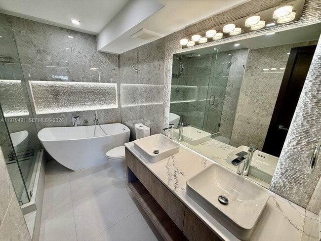 Building Photo - 900 Bay Dr