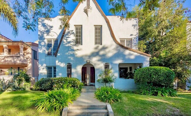 Building Photo - 132 N La Peer Dr