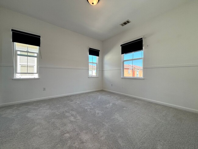 Building Photo - Gorgeous 4 Bed, 3 Bath in Brentwood with S...