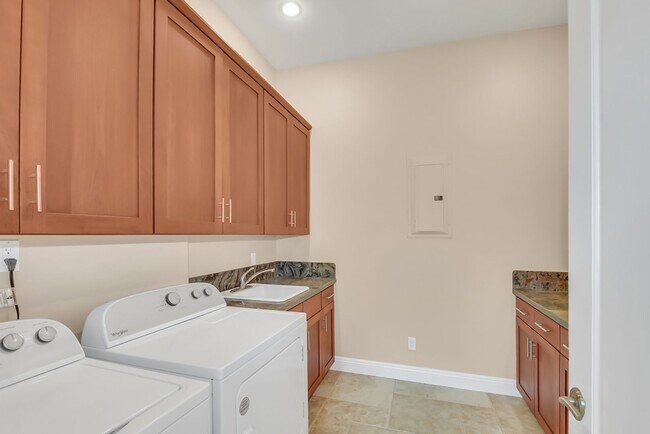 Building Photo - Ohai Estates 4 Bed 4.5 Bathroom Home Avail...