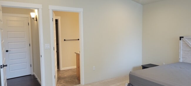 Building Photo - 108 SW Little Meadow Ln