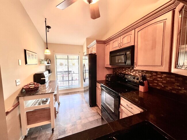 Building Photo - 3328 Lucerne Park Dr