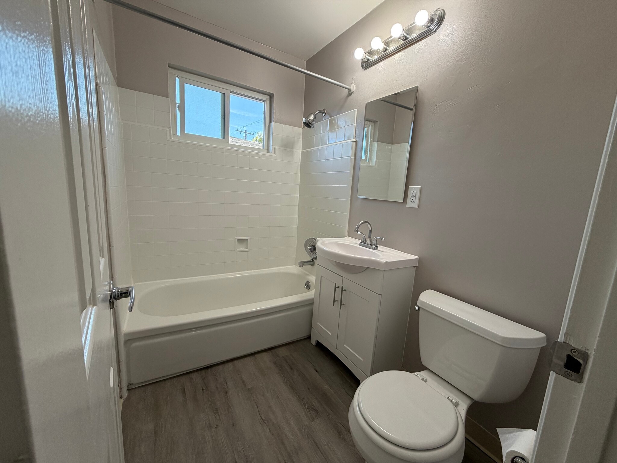 Building Photo - 2070 Latham St