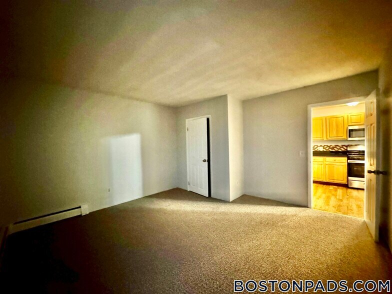 Building Photo - 695 N Main St