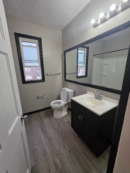 Building Photo - 492 E Markison Ave