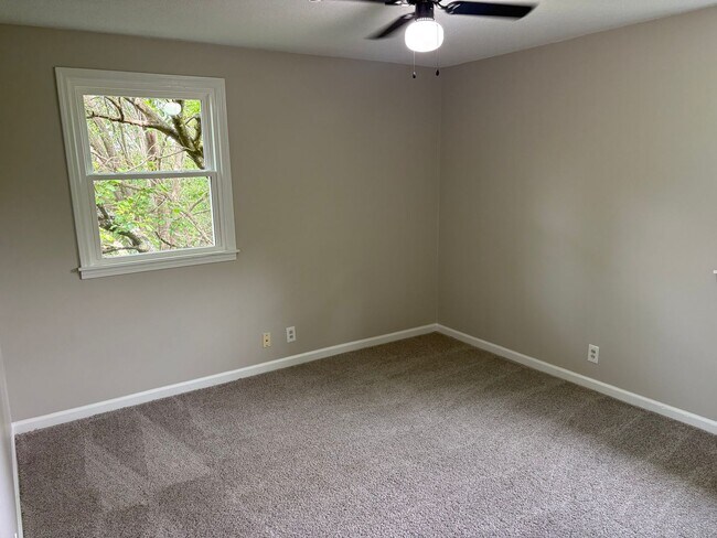 Building Photo - 3 bed 1 bath unit in duplex