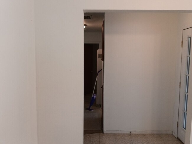 Building Photo - 3 Bedroom, 2-Bathroom in the NE Heights, C...