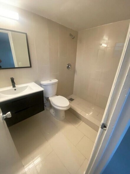 Building Photo - 3120 N Pine Island Rd