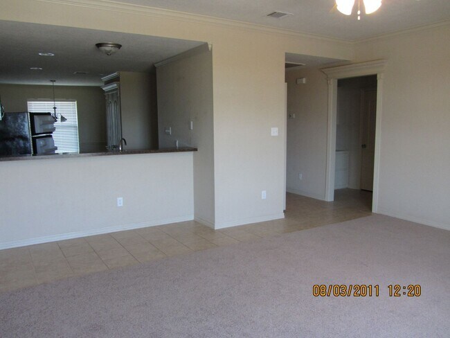 Building Photo - 2 BED 2 BATH TOWNHOME ON SHUTTLE ROUTE NEAR CAMPUS -  WITH POOL!