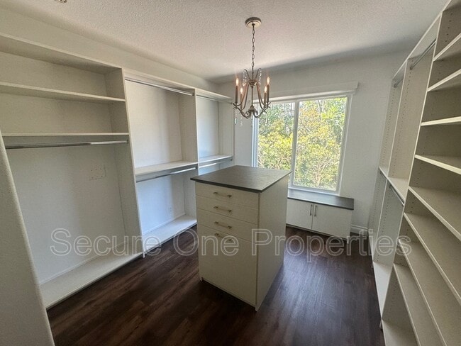 Building Photo - 637 Lynwood St
