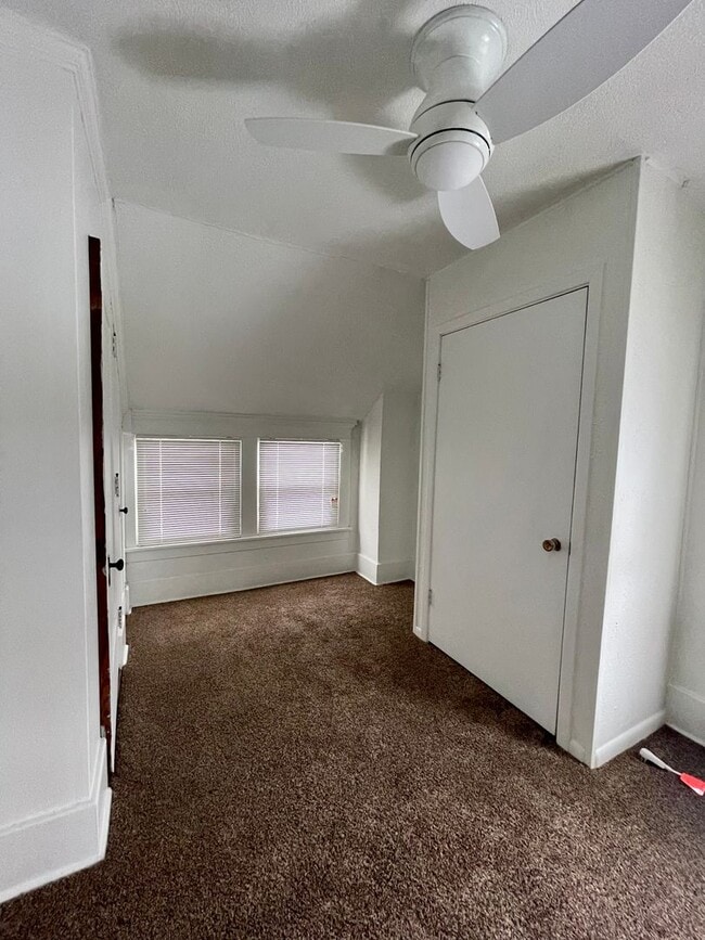 Building Photo - Coraopolis - 2 Bed 2 Bath - Immaculately M...