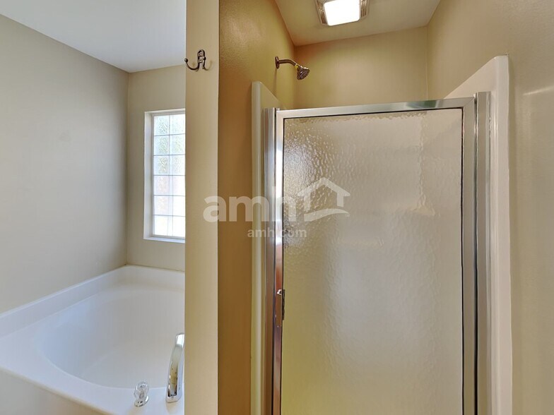 Building Photo - 10916 Thousand Oaks Dr