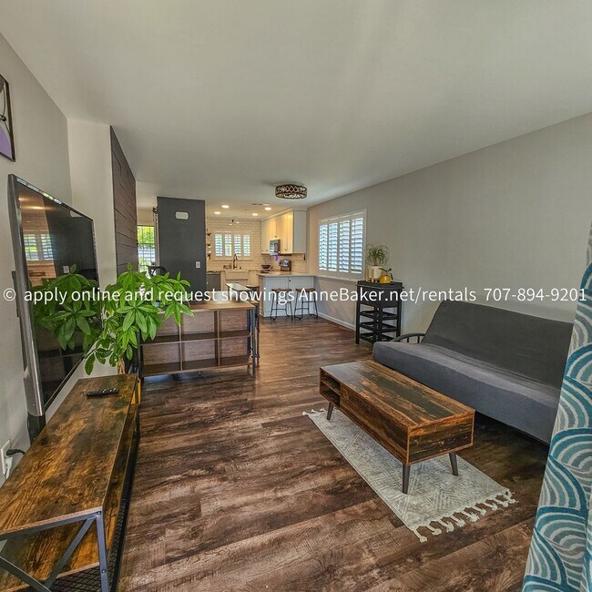 Building Photo - Exquisitely Updated Condo - Must See