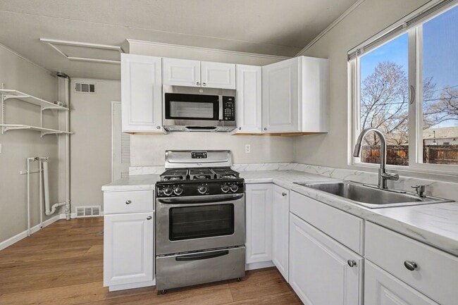 Building Photo - *2 Bedroom Detached Garage, Large Lot Updated and Clean**