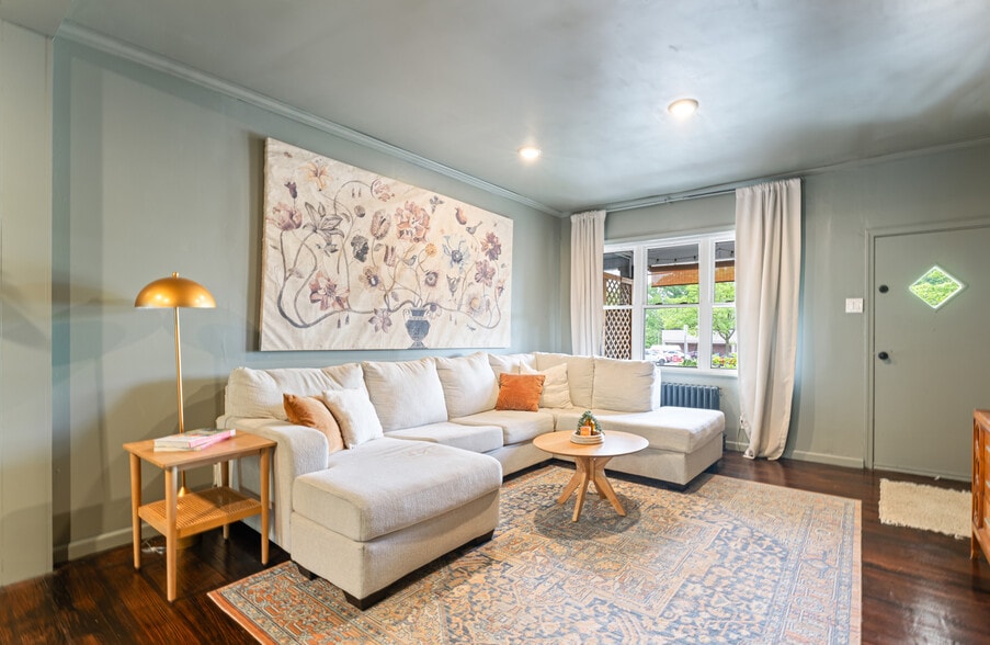 Living Room - 411 W Cuthbert Blvd