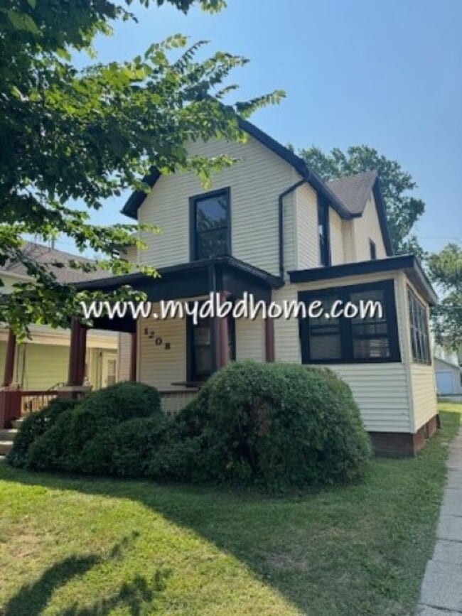 Primary Photo - 1208 Columbia Ave