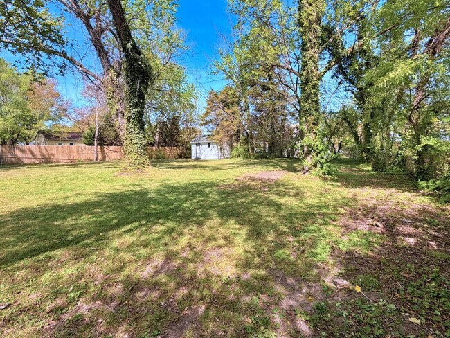 Building Photo - Rancher with Large Back Yard!