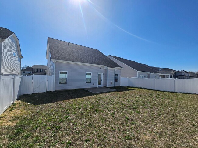 Building Photo - Like New Home featuring 4 Bedrooms, a Loft, and a fully fenced Yard!