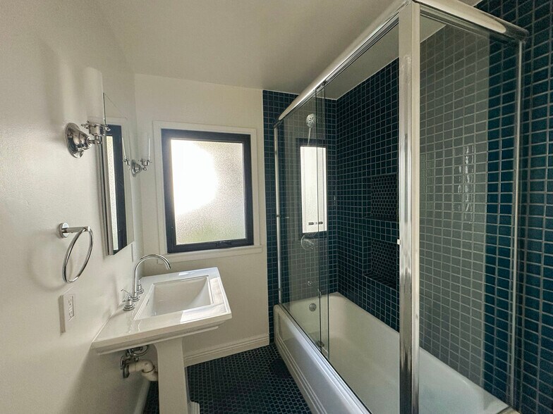 Bathroom for front and back bedrooms - 14501 W Sunset Blvd