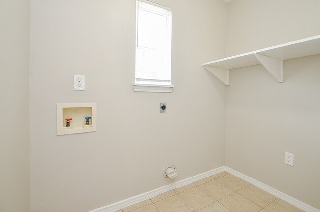 Building Photo - 10403 Royal Oaks Dr