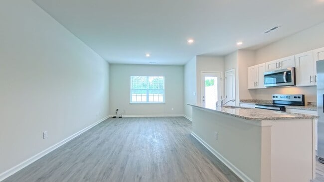 Building Photo - Spacious Townhome!