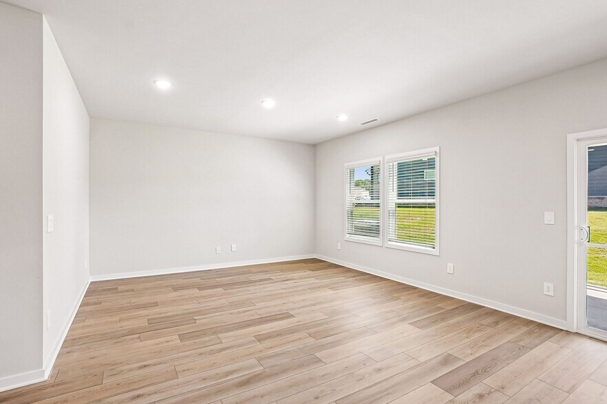 Building Photo - 4096 Rosebush Dr