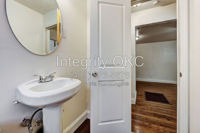 Building Photo - 2321 McCracken Dr