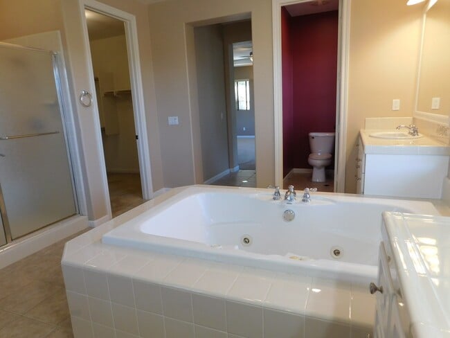 Building Photo - 2750 Dove Tail Dr