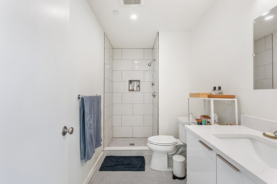 Building Photo - 123 Friendship St