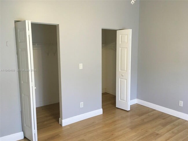 Building Photo - 3338 Lakeside Dr