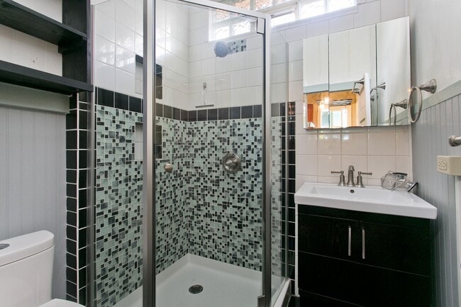 Building Photo - Cozy 2 BD Lower Kalihi NO PARKING