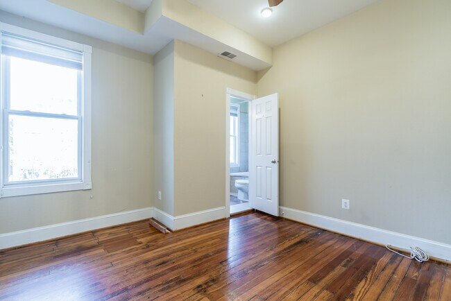 Building Photo - 807 G St NE