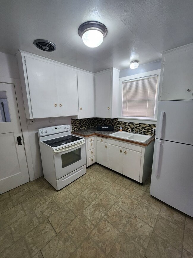 Building Photo - Charming 2 BR 1 Ba Single Family Residence Near Mall and Restaurants