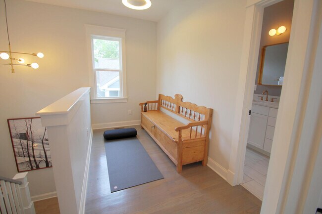 Building Photo - Charming 3 bedroom 2.5 bath home in incredible Durham location, with a massive fenced in yard!