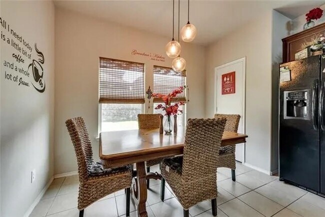 Building Photo - Ready Now- Beautiful 3 bed, 2bath Home Loc...
