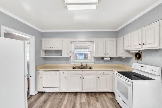 Building Photo - Stylish 3 Bedroom, 2 Bath Ranch with Bright Sunroom and Modern Comforts