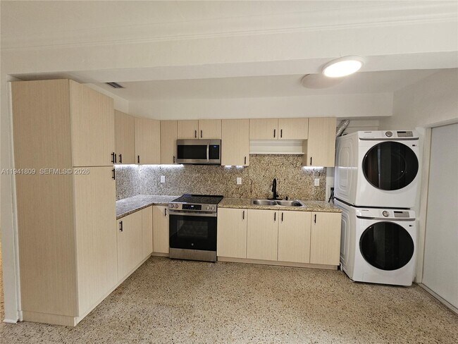 Building Photo - 1100 NE 115th St