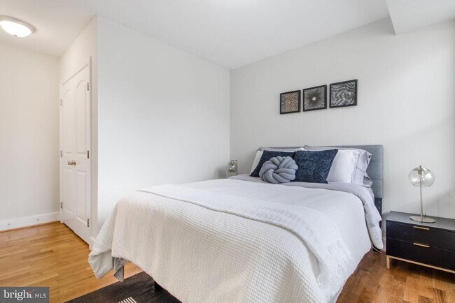 Building Photo - 417 18th St NE