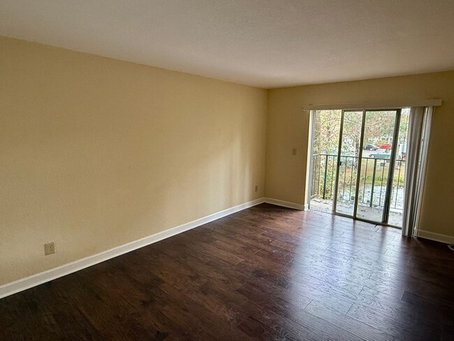 Building Photo - 2/1.5 Townhome located in Tampa with Priva...