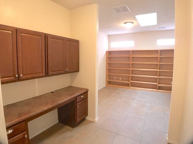 Building Photo - Spacious 2 bedroom home in gated 55+ Community w/ community pool in Bernalillo/Rio Rancho. Close ...