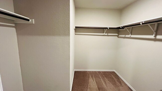 Building Photo - Spacious 4BR w/ Large Backyard – Close to ...